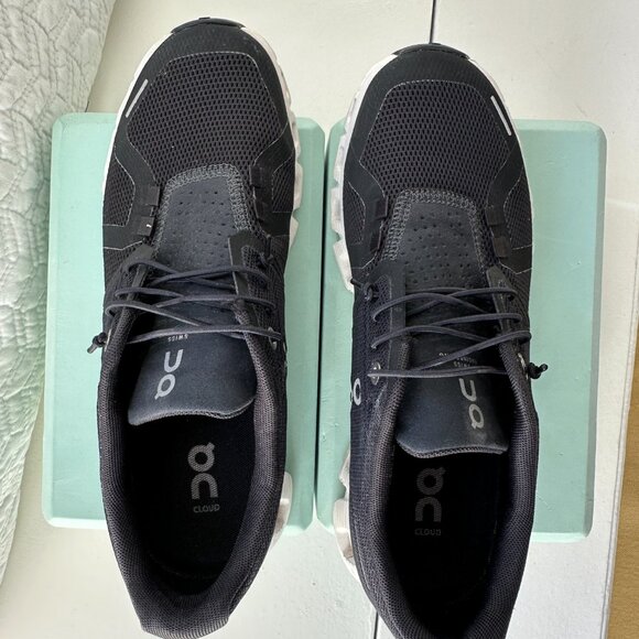 Popular On Cloud Sneakers! Size 8 women's. - Picture 10 of 11